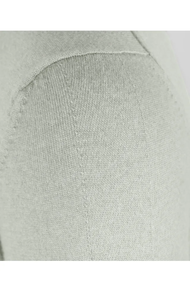Close-up of shoulder shaping on a putty grey cashmere crew neck.